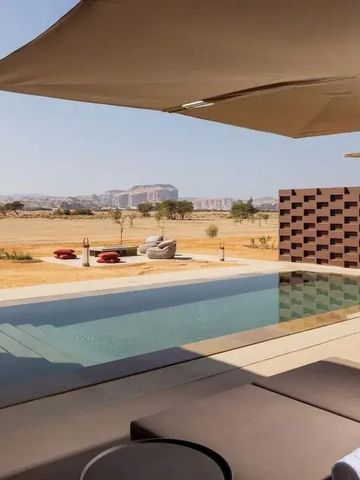 Sonnenterrasse mit Pool und Blick auf die Wüstenlandschaft