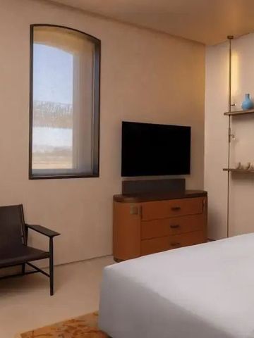 Gemütlich eingerichtetes Zimmer mit Fernseher und Lesesessel