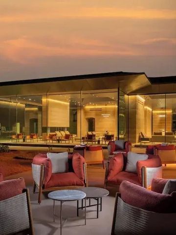 Hotelbar mit Sitzgelegenheiten bei Abenddämmerung