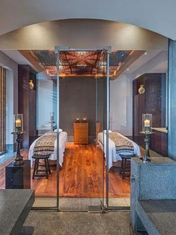 Elegantes Spa mit Massagebetten und Kerzenbeleuchtung im Chedi Muscat.