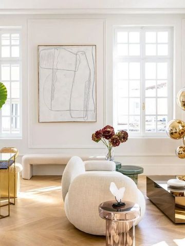 Luxuriöses Wohnzimmer mit modernen Möbeln und goldenen Akzenten