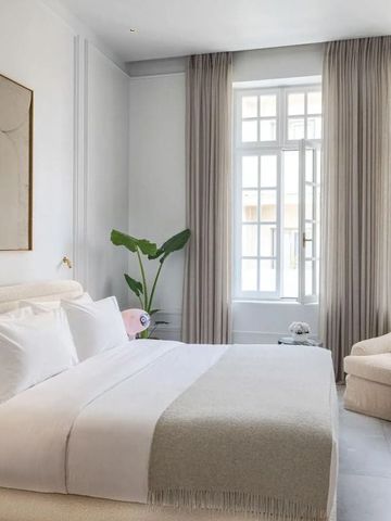 Premium-Zimmer mit eleganten Vorhängen und Sessel