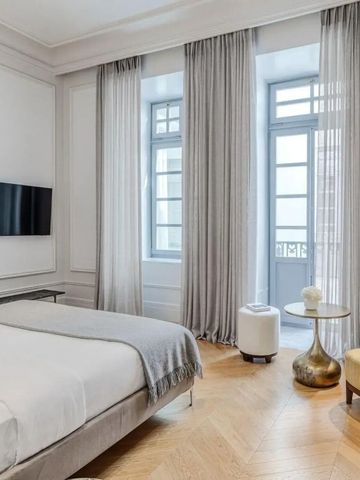 Elegantes Gästezimmer mit zeitgenössischem Design und großen Fenstern