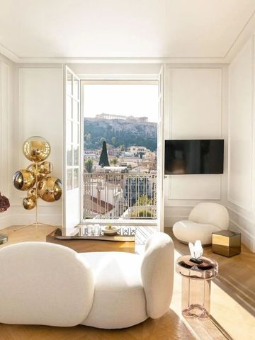 Heller Wohnbereich mit Blick auf die Akropolis und luxuriöser Einrichtung