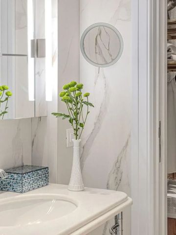 Modernes Badezimmer mit stilvollen Akzenten und eleganten Armaturen