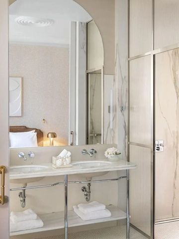 Luxuriöses Badezimmer mit Doppelwaschbecken und Marmordetails