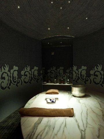 Intimes Spa-Dampfbad mit stilvollem Design und stimmungsvoller Beleuchtung