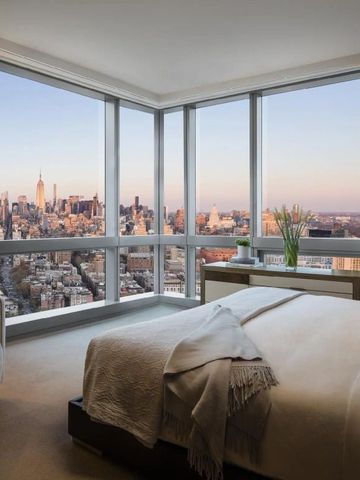 Luxuriöses Schlafzimmer mit Panoramafenstern und Blick auf die Stadt