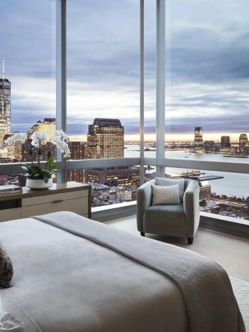 Luxuriöses Schlafzimmer mit Panoramablick auf die Stadt und moderne Einrichtung