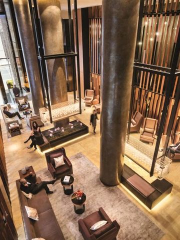 Elegante Hotel-Lobby mit hohen Decken und luxuriösen Sitzbereichen