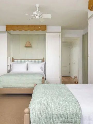Doppelzimmer mit zwei Betten und hellem Interieur