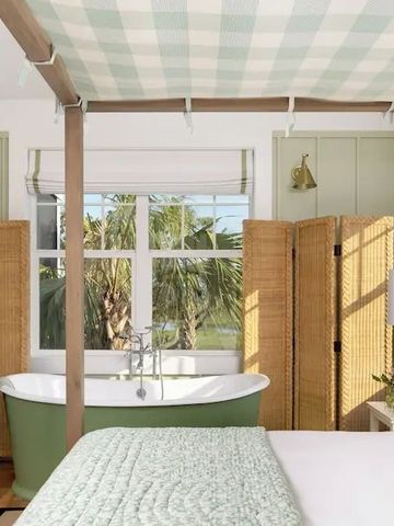 Zimmer mit freistehender Badewanne und Palmenblick