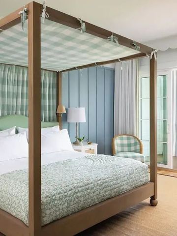 Elegantes Schlafzimmer mit Himmelbett und moderner Einrichtung