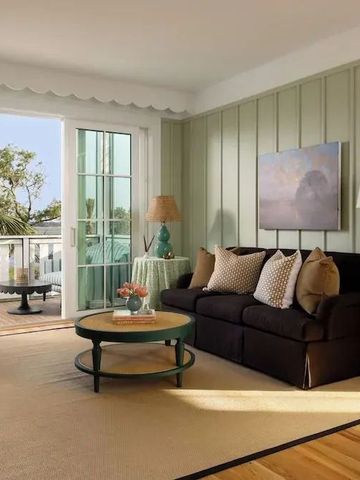Gemütliches Wohnzimmer mit Zugang zum Balkon und Gartenblick