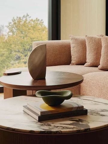 Luxuriöse Lounge mit designer Tisch und komfortablem Sofa vor großen Fenstern