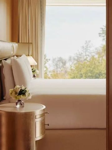 Elegant eingerichtetes Schlafzimmer mit luxuriösem Bett und Blick nach draußen