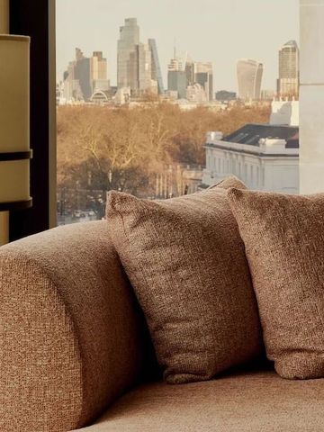 Großstädtische Aussicht von einem gemütlichen Sofa aus in einem luxuriösen Zimmer