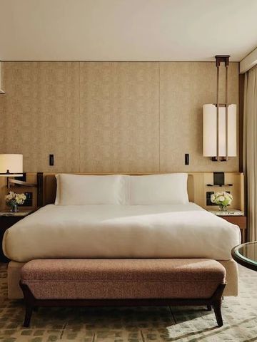 Elegantes Hotelzimmer mit Kingsize-Bett und moderner Beleuchtung