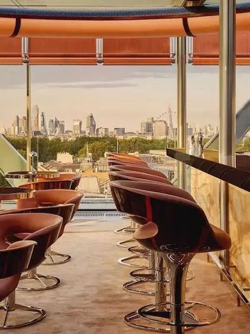 Moderne Bar mit Panoramablick auf die Stadt.