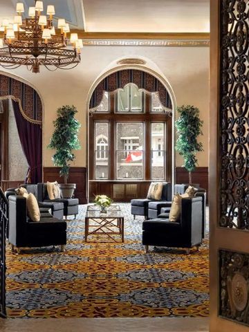 Elegant gestaltete Hotellobby mit großem Kronleuchter und stilvollen Sitzgelegenheiten