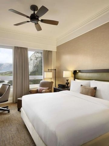 Elegantes Hotelzimmer mit großem Fenster und Bergblick