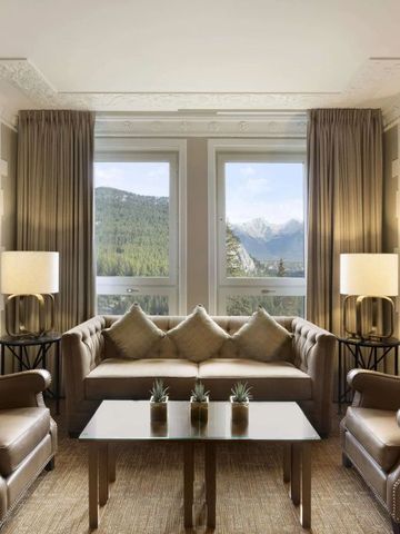 Stilvoller Wohnbereich mit Ledersofas und Panoramafenstern