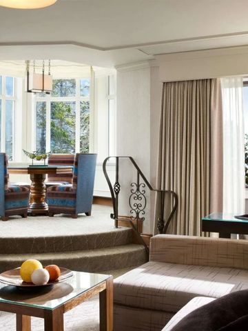 Luxuriöse Suite mit Essbereich und Ausblick auf die Berge