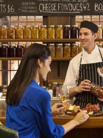 Gemütliche Bar mit fröhlichen Gästen und freundlichem Barkeeper