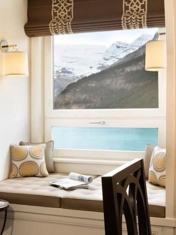 Fenstersitz mit Blick auf See und Berge