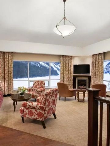 Geräumige Suite mit Panoramablick auf verschneite Berge