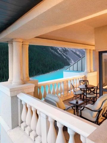 Balkon mit Blick auf den Lake Louise und die Berge