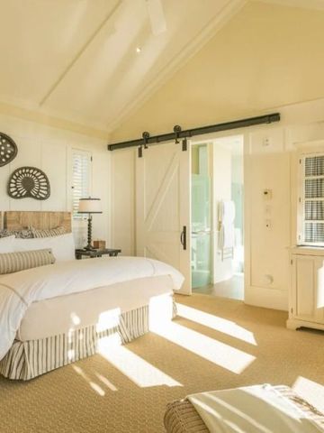 Elegantes Schlafzimmer mit Tageslicht und offener Raumgestaltung im Landhausstil