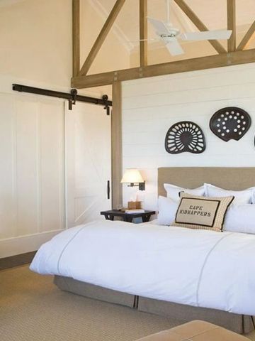 Geräumiges Zimmer mit Holzverzierungen, großem Bett und Schreibtisch
