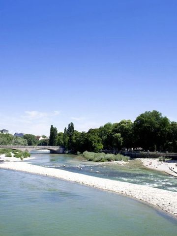 Malerische Flusslandschaft an einem sonnigen Tag mit blauem Himmel und grünen Bäumen