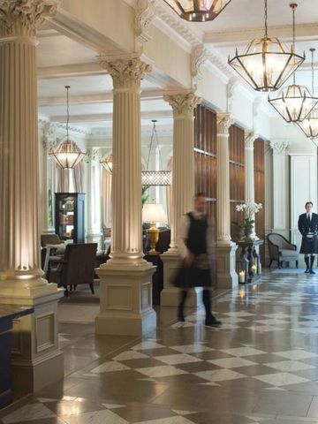 Prächtige Lobby mit Säulen und Kronleuchtern im Intercontinental Edinburgh