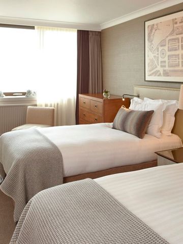 Gemütliches Zimmer mit zwei Einzelbetten im Intercontinental Edinburgh