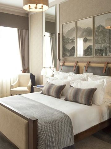 Elegantes Schlafzimmer mit Doppelbett im Intercontinental Edinburgh