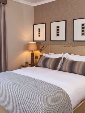 Modern eingerichtetes Zimmer mit Doppelbett im Intercontinental Edinburgh