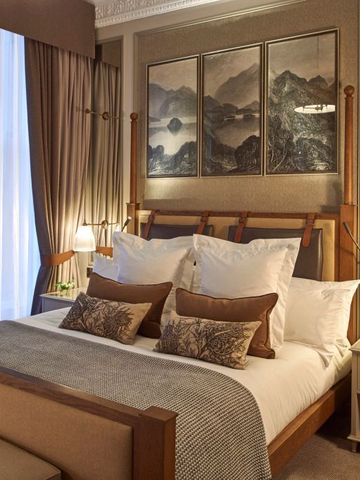 Elegantes Hotelzimmer mit Doppelbett und stilvoller Dekoration