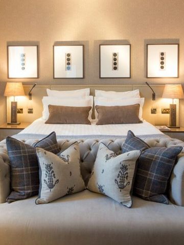 Gemütliche Suite mit elegantem Sofa und stilvollen Kissen
