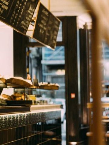 Stilvolles Café mit Holzmöbeln und Kaffeezubehör