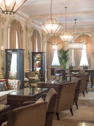Elegante Lounge mit klassischer Dekoration und stilvollen Möbeln