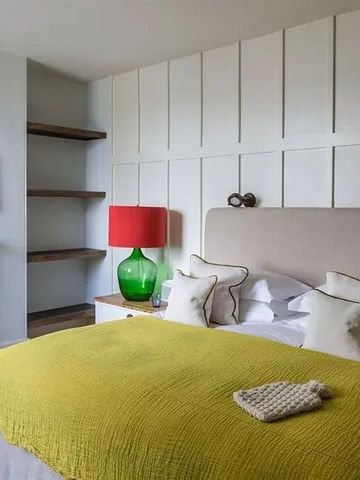 Modernes Hotelzimmer mit farbenfrohen Akzenten und gemütlichem Ambiente.