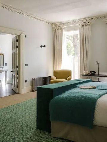Geräumiges Hotelzimmer mit Blick auf das Badezimmer