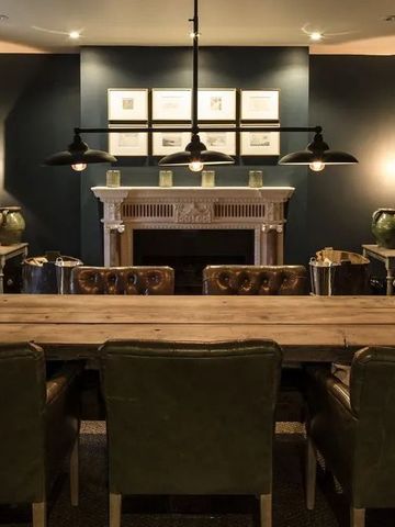 Eleganter Lounge-Bereich mit Kamin und Esstisch