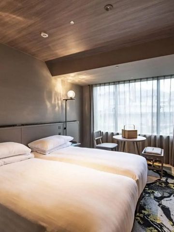 Doppelzimmer mit zwei Einzelbetten und angenehmem Licht