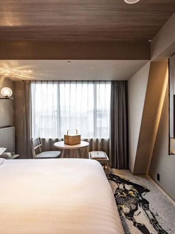 Doppelzimmer mit moderner Ausstattung und großem Fenster
