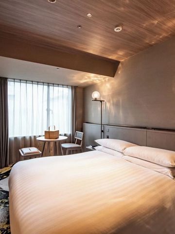 Modernes Zimmer mit gemütlichem Bett und sanfter Beleuchtung