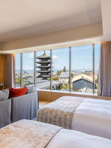 Luxussuite mit Blick auf historische Pagode und stilvolle Einrichtung