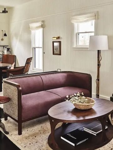 Helle, geschmackvoll eingerichtete Suite mit Ledersofa und Holzmöbeln im Wohnzimmer
